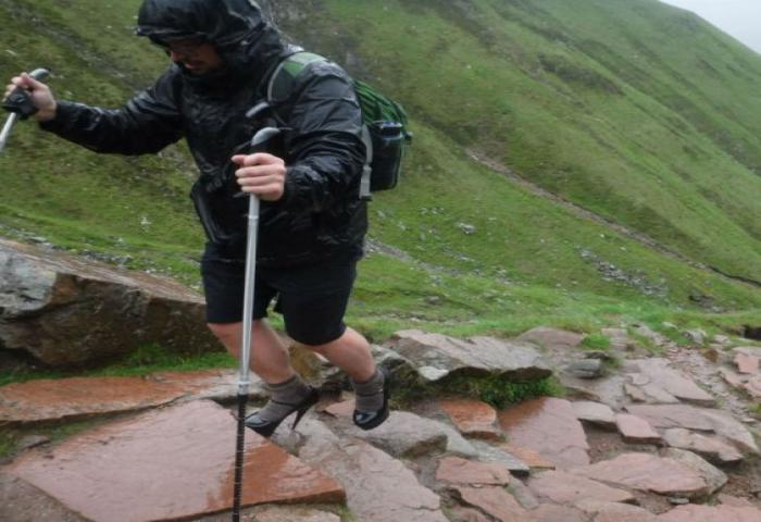 Mendaki Gunung Pakai High Heels